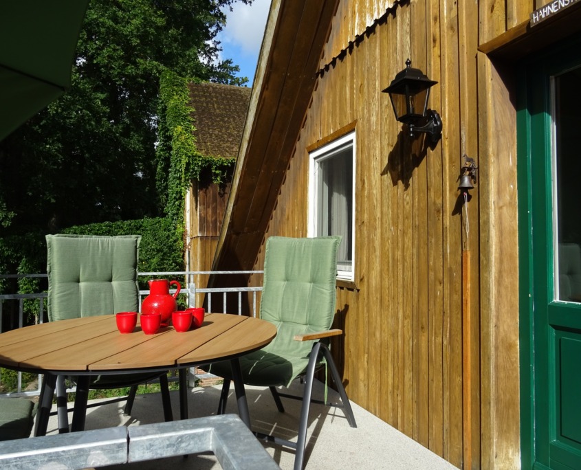 gemütliches Zusammensitzen auf dem Sonnenbalkon Hahnenstübchen gemütlicher Balkon